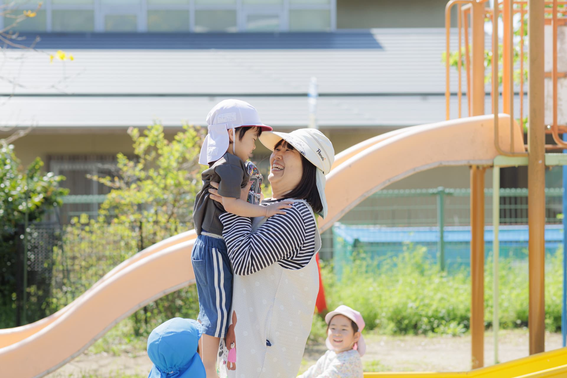 たかおかこども園でのびのびと過ごす子どもたち